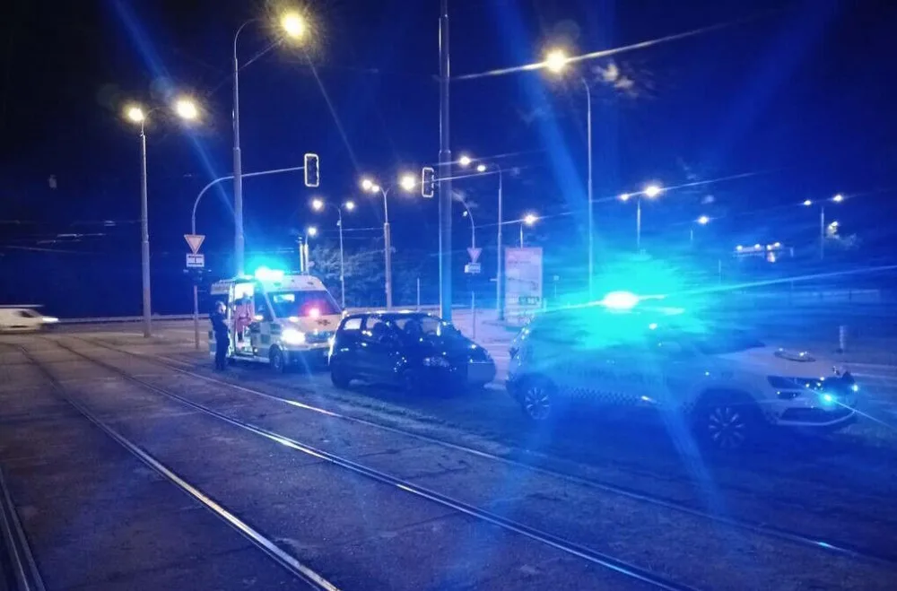 Pohřešovaný senior se v autě nebezpečně proháněl ulicemi Plzně. Ani nevěděl, že je v ČR