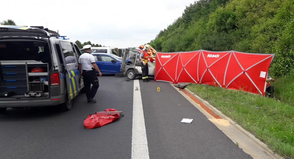Silničář přišel o život při práci na I/27. Do vozidla údržby silnic narazila v plné rychlosti řidička osobáku