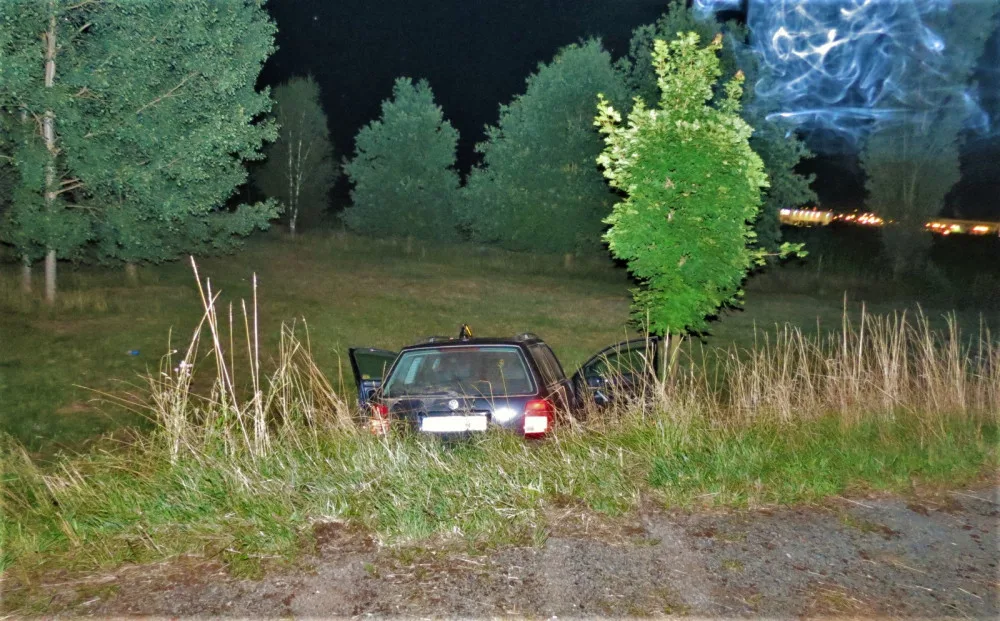 Při úprku před policejní hlídkou neváhal zdrogovaný řidič prorazit plot, ve finále stejně havaroval