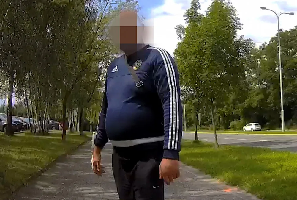Uprchlý muž z nemocnice měl v ruce zavedenou kanylu a na útěku začal kolabovat
