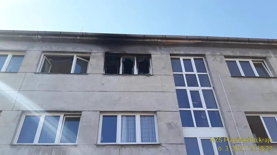 Za březnovou explozí na ubytovně jsou výpary toluenu, nájemník je na pokoji odpálil zapalovačem a málem uhořel