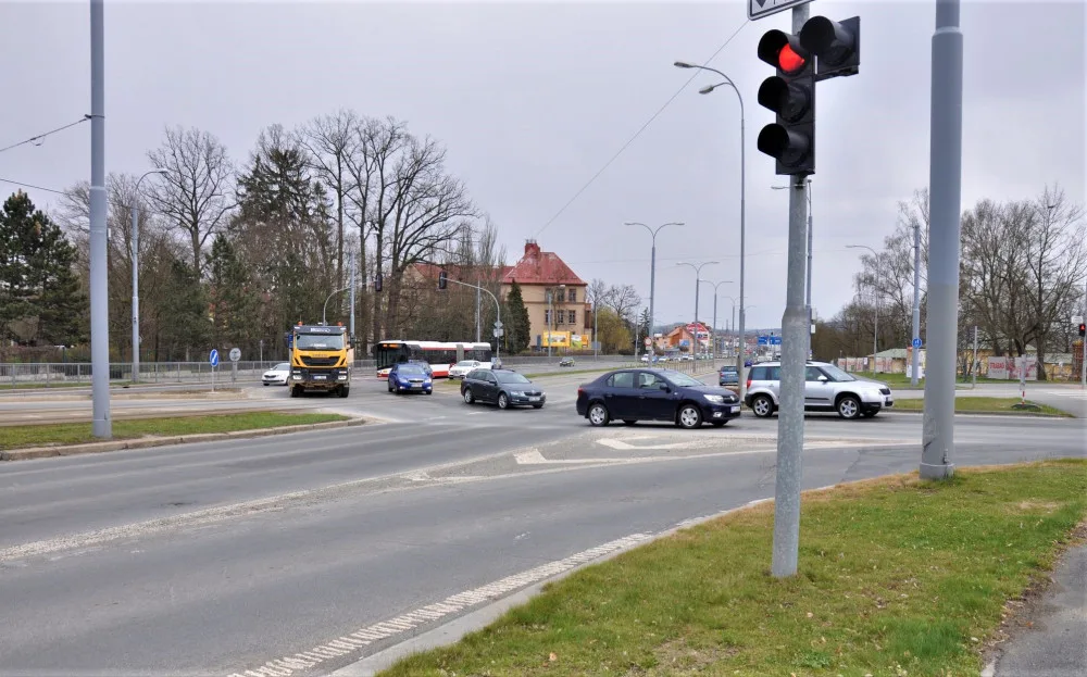 Začíná přestavba vytížené křižovatky na Karlovarské, lépe po ní pak projedou kloubové autobusy MHD