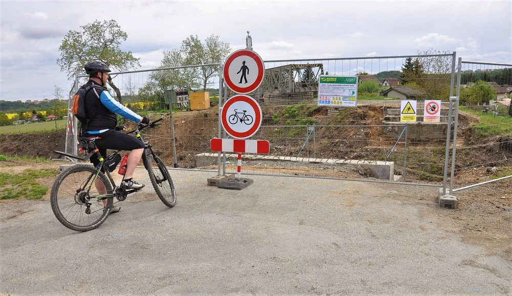 V důsledku deštivého počasí se protáhnou opravy dvou plzeňských lávek