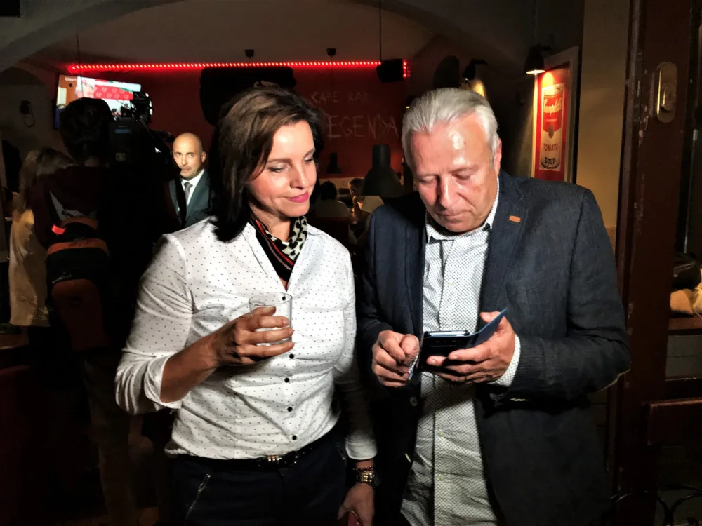 Ivana Mádlová ve volebním štábu s kolegou Vlastimilem Golou