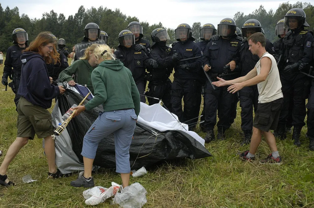 Před 16 lety rozehnali brutálně policejní těžkooděnci CzechTek, akce urychlila vznik antikonfliktních týmů