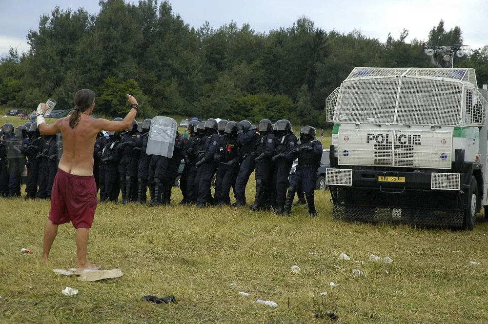 Před 16 lety rozehnali brutálně policejní těžkooděnci CzechTek, akce urychlila vznik antikonfliktních týmů