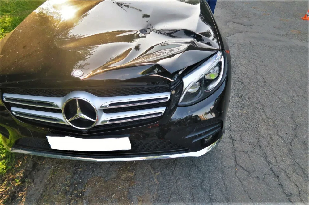 Luxusní mercedes se na křižovatce potkal s obracečem sena a je z toho škoda za 150 tisíc