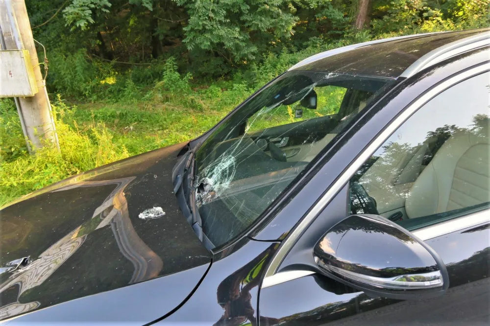 Luxusní mercedes se na křižovatce potkal s obracečem sena a je z toho škoda za 150 tisíc