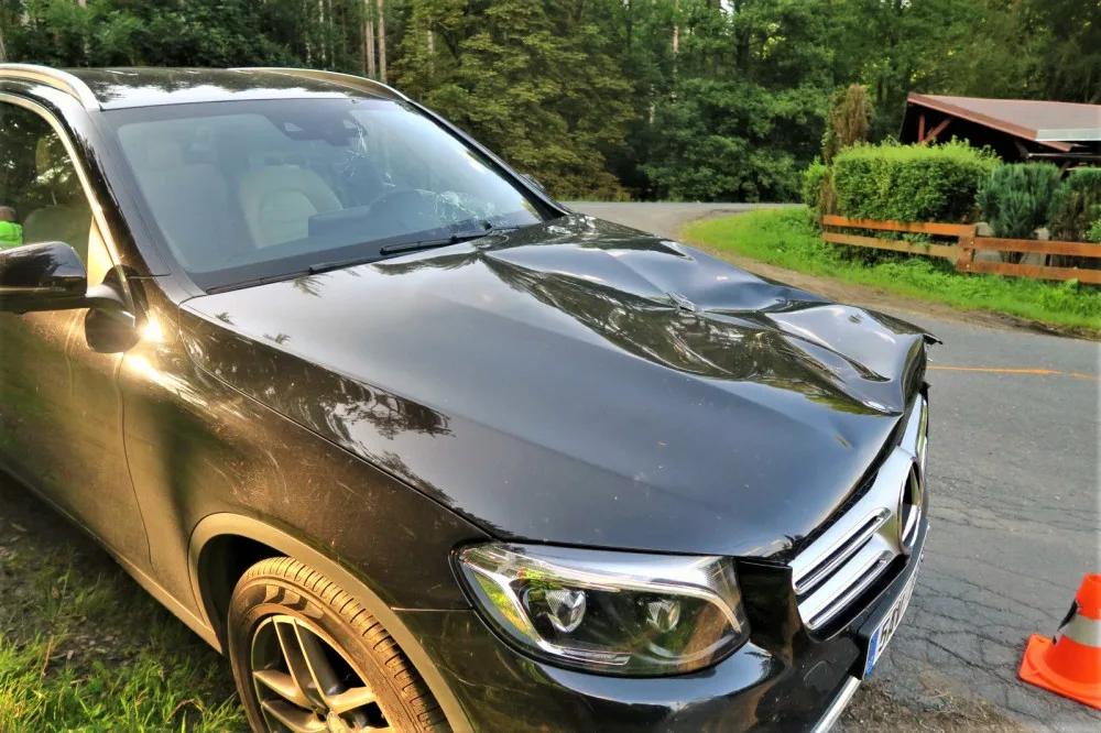 Luxusní mercedes se na křižovatce potkal s obracečem sena a je z toho škoda za 150 tisíc