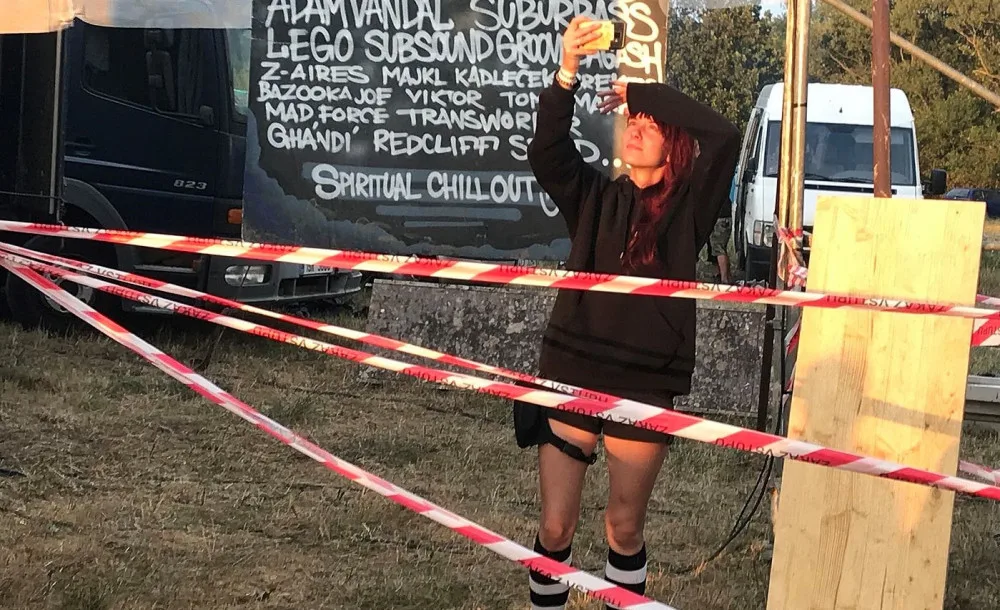 Technaři přijíždějí na místo konání free tekno party pod hradem Klenová, zatím převažují cizinci