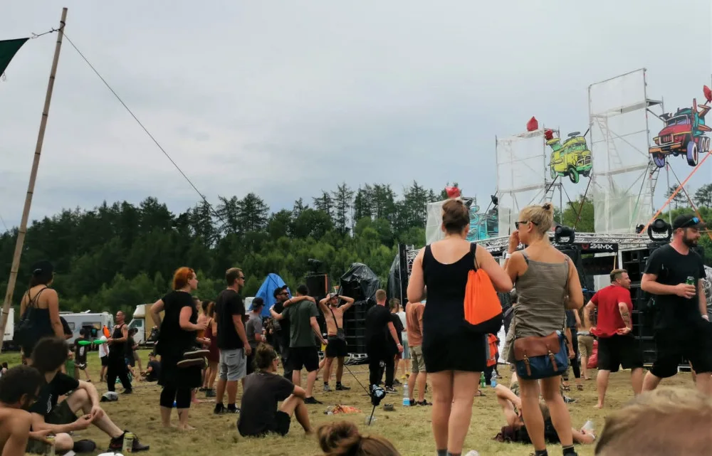 Technaři vypnuli soundystémy na freetekno party pod hradem Klenová podle dohody v 15.00 hodin