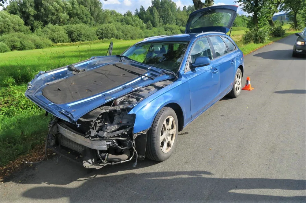 Řidič Audi se podruhé narodil. Když vjel na nechráněný přejezd přímo před vlak, dokázal částečně couvnout