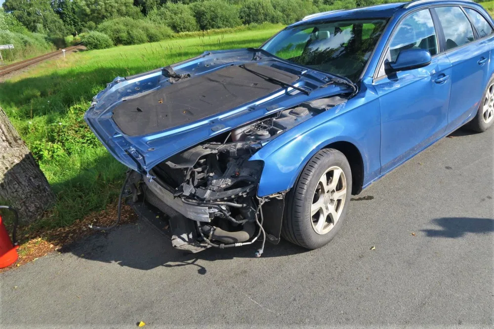 Řidič Audi se podruhé narodil. Když vjel na nechráněný přejezd přímo před vlak, dokázal alespoň částečně couvnout