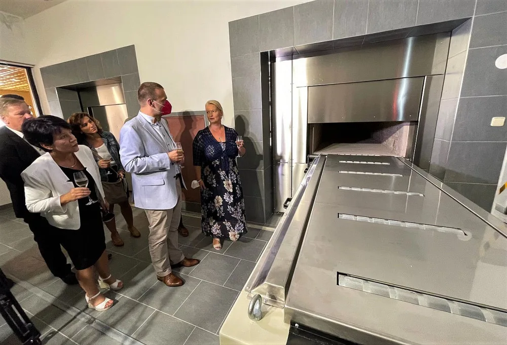 Primátor Plzně Martin Baxa při prohlídce nové kremační pece