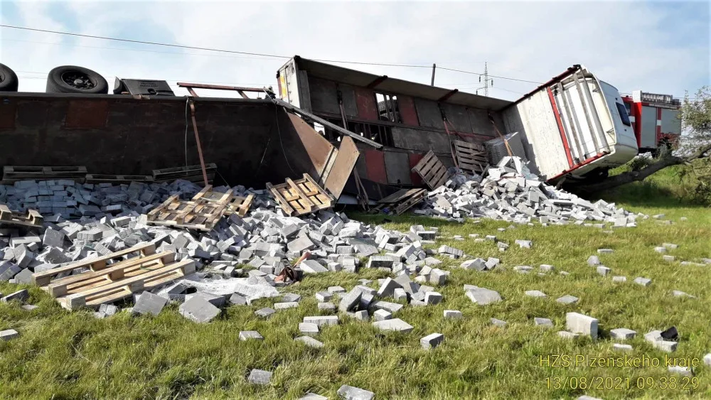 Auto najelo na nezpevněnou krajnici a zřítilo se za svahu, naložený stavební materiál se vsypal