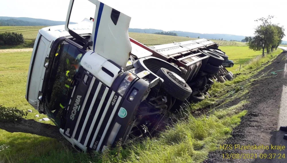 Auto najelo na nezpevněnou krajnici a zřítilo se za svahu, naložený stavební materiál se vsypal