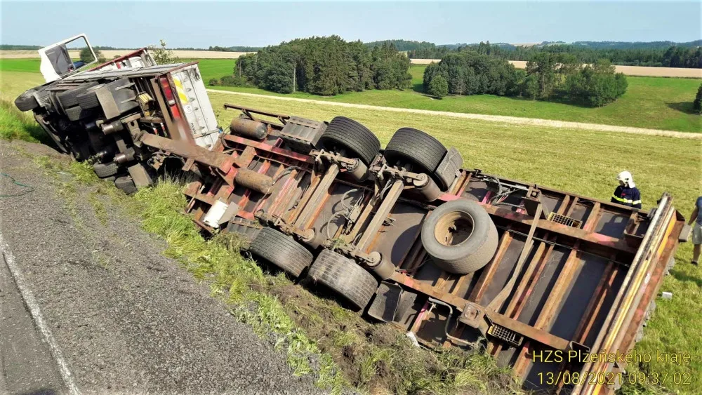 Auto najelo na nezpevněnou krajnici a zřítilo se za svahu, naložený stavební materiál se vsypal