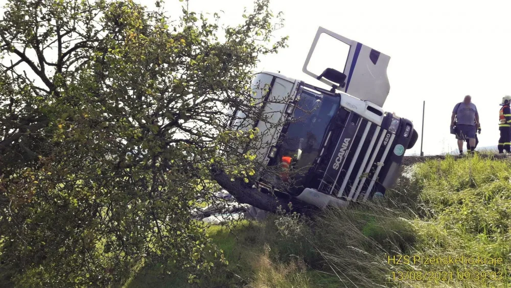 Auto najelo na nezpevněnou krajnici a zřítilo se za svahu, naložený stavební materiál se vsypal