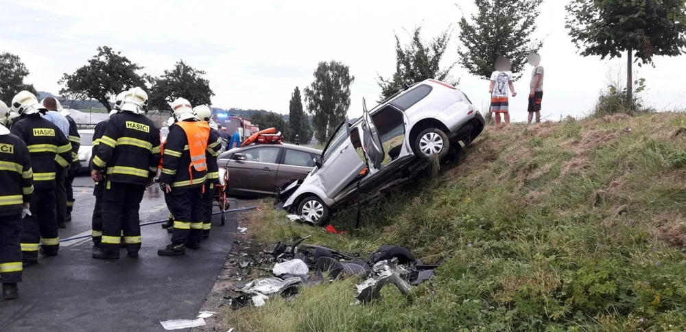 Při čelním střetu dvou aut na Klatovsku se vážně zranili čtyři lidé