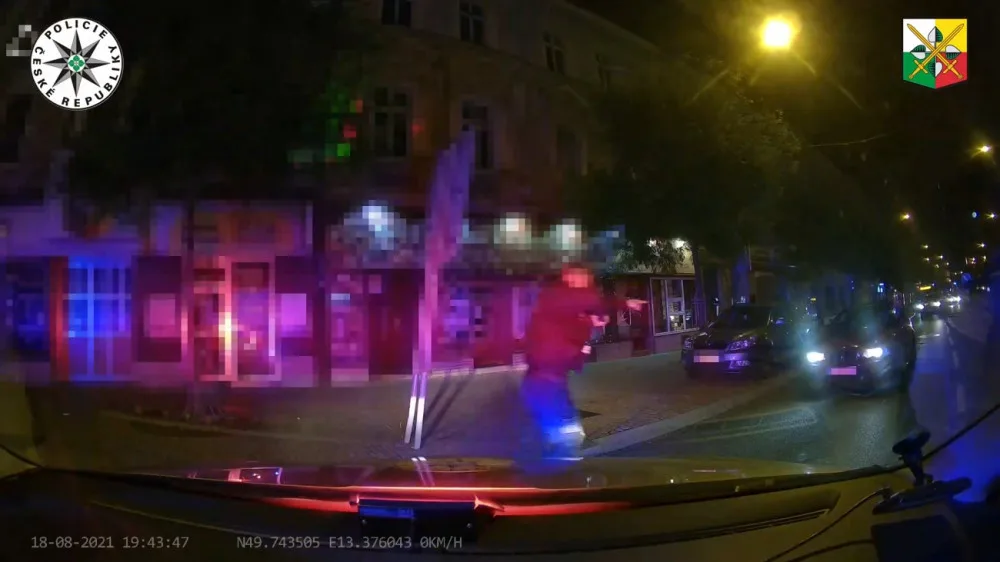 Zfetovaný mladík se řítil v kradeném BMW ulicemi města, zastavil ho až policejní zátaras