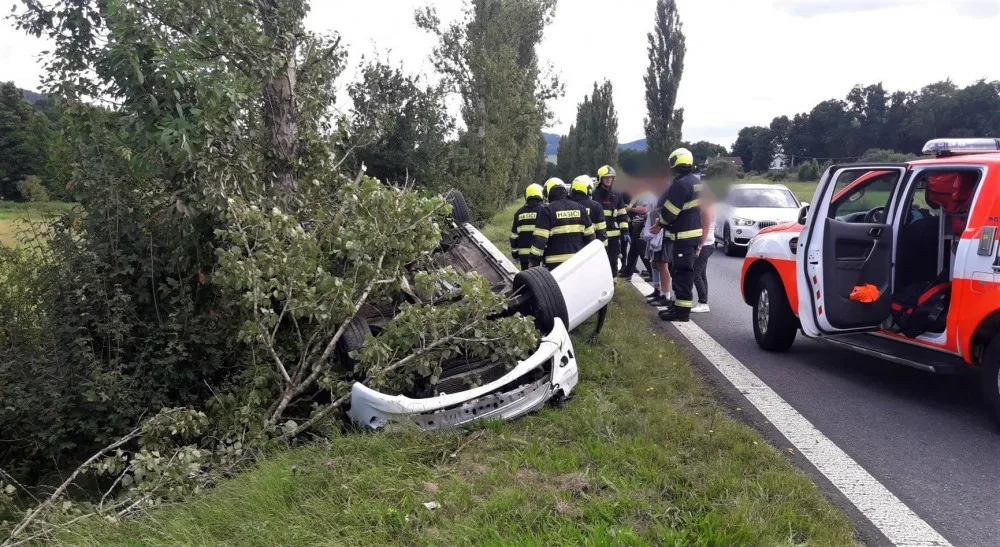 Dvacetiletý řidič nezvládl manévr. V autě převráceném na střechu se po nárazu do stromu zranili čtyři mladí lidé