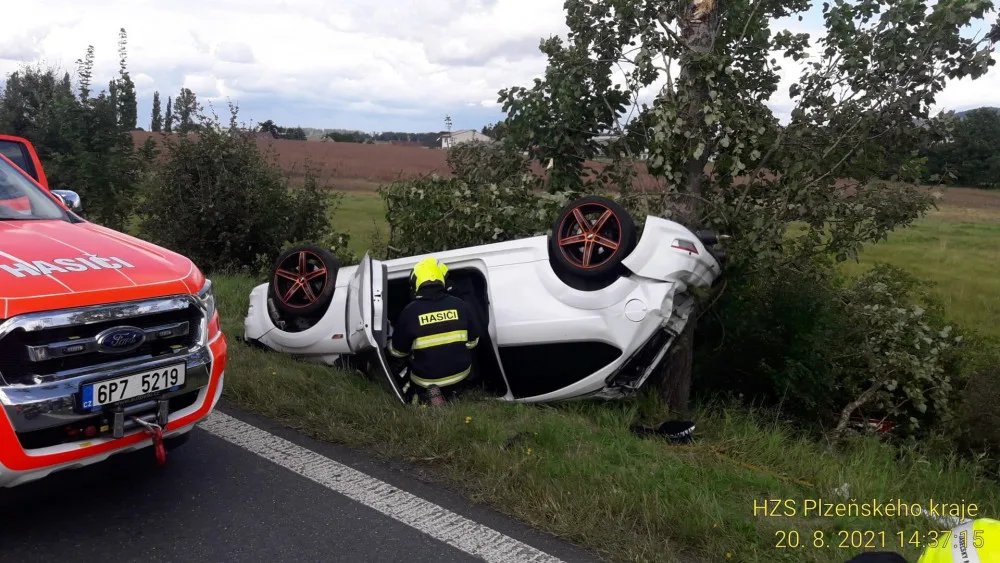 Dvacetiletý řidič nezvládl manévr. V autě převráceném na střechu se po nárazu do stromu zranili čtyři mladí lidé