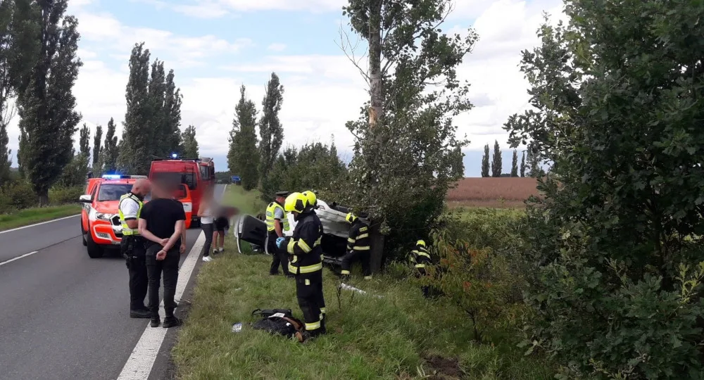 Dvacetiletý řidič nezvládl manévr. V autě převráceném na střechu se po nárazu do stromu zranili čtyři mladí lidé