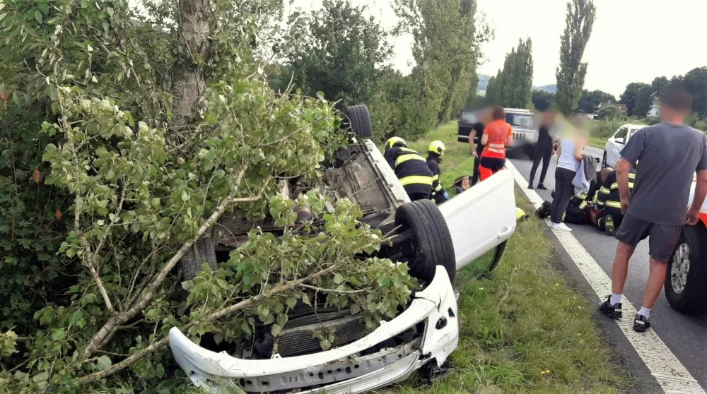 Dvacetiletý řidič nezvládl manévr. V autě převráceném na střechu se po nárazu do stromu zranili čtyři mladí lidé