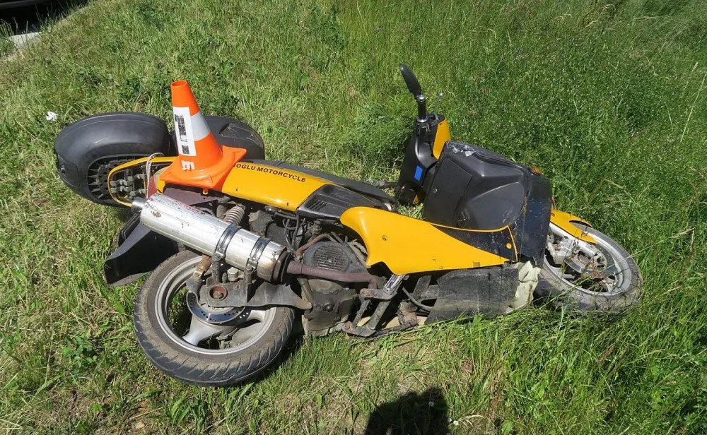 Opilec bez řidičáku havaroval na motocyklu, který si bez dovolení vypůjčil. Při nehodě zranil spolujezdce