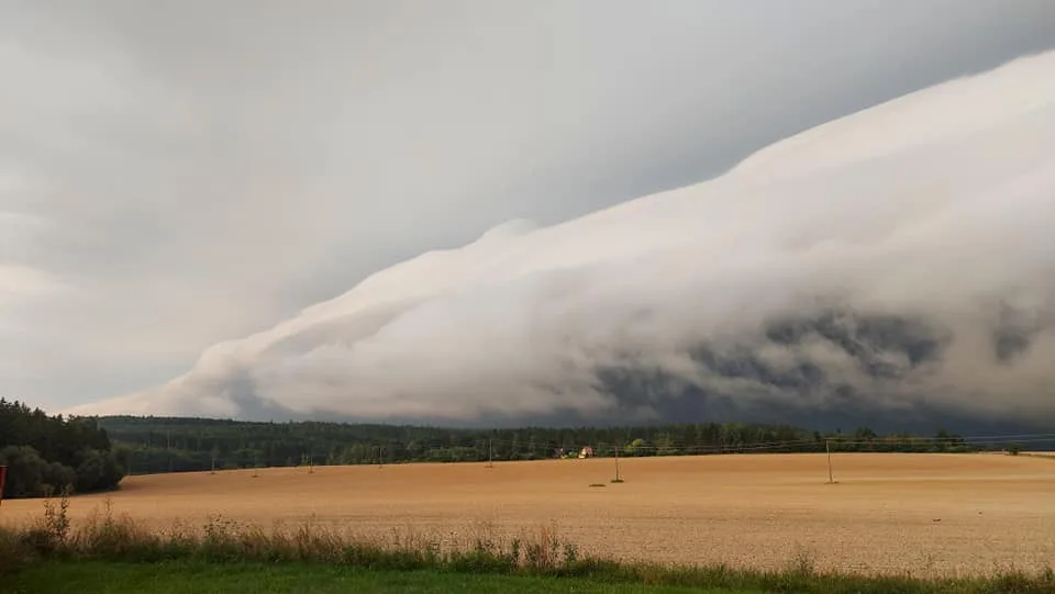 Obří mrak roll cloud se vytvořil ráno nad Plzeňskem, lidem se naskytla úchvatná podívaná