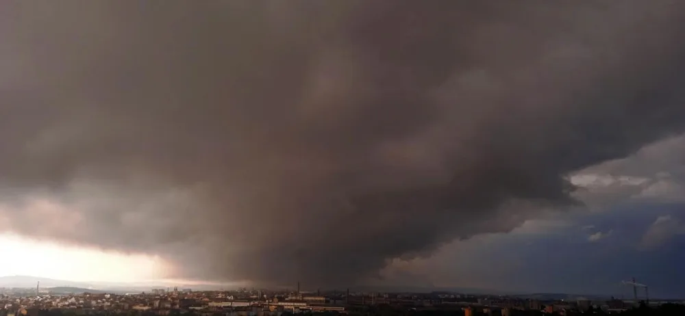 Obří mrak roll cloud se vytvořil ráno nad Plzeňskem, lidem se naskytla úchvatná podívaná
