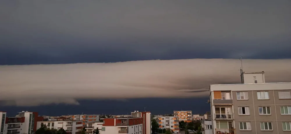 Obří mrak roll cloud se vytvořil ráno nad Plzeňskem, lidem se naskytla úchvatná podívaná