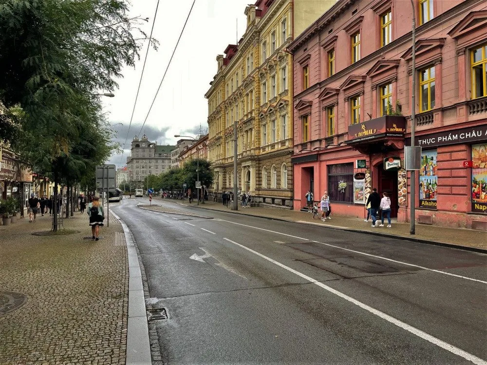 Nově uzavřená část Americké třídy zeje prázdnotou, kolony aut v okolních ulicích dramaticky narostly