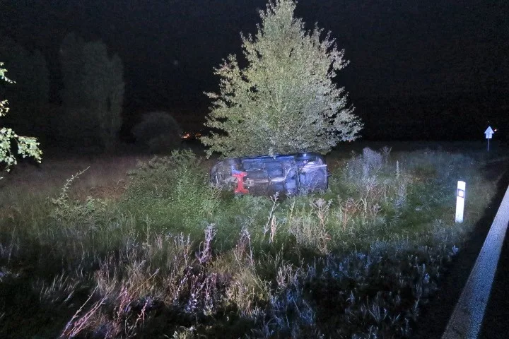Auto skončilo převrácené na boku mimo silnici