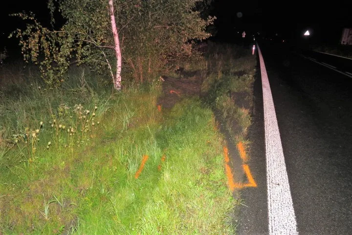 Při ranní nehodě se zranilo pět mladých lidí, devatenáctiletý řidič ve vysoké rychlosti vyletěl ze silnice
