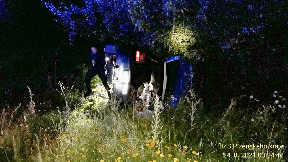 Při ranní nehodě se zranilo pět mladých lidí, devatenáctiletý řidič ve vysoké rychlosti vyletěl ze silnice