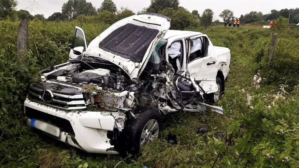 Vlek náklaďáku vyjel v zatáčce do protisměru, kde po nárazu doslova sešrotoval terénní auto