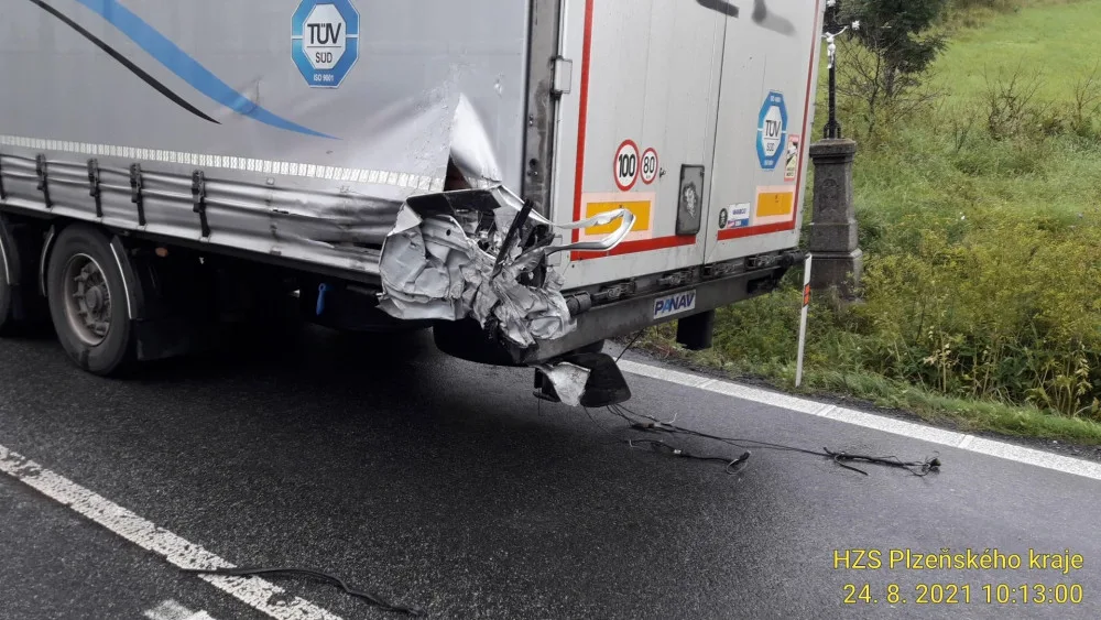Vlek náklaďáku vyjel v zatáčce do protisměru, kde po nárazu doslova sešrotoval terénní auto