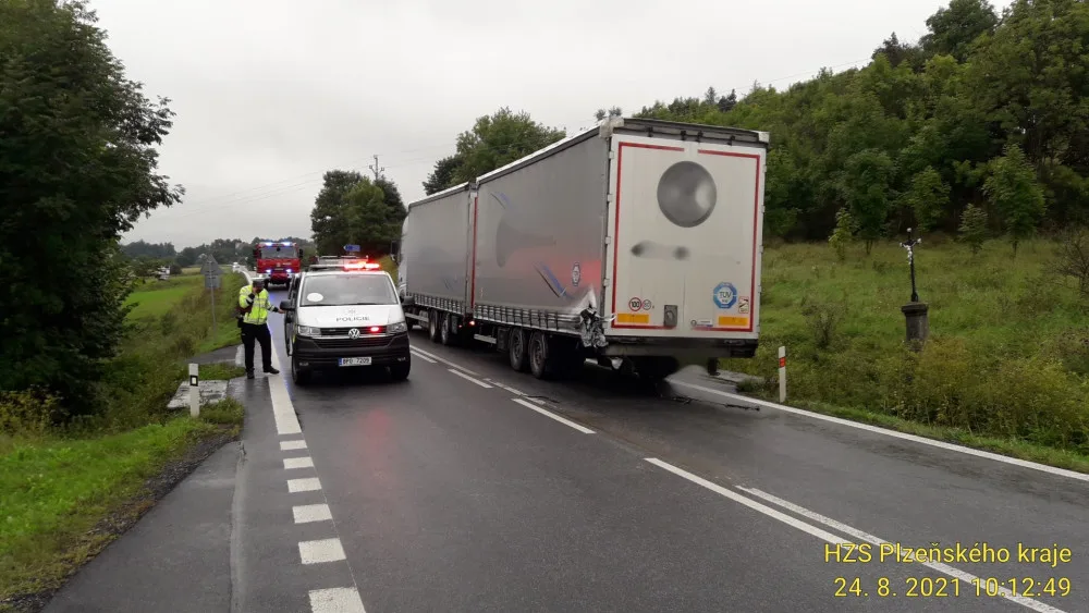 Vlek náklaďáku vyjel v zatáčce do protisměru, kde po nárazu doslova sešrotoval terénní auto