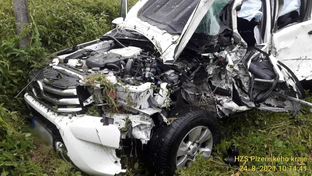 Vlek náklaďáku vyjel v zatáčce do protisměru, kde po nárazu doslova sešrotoval terénní auto