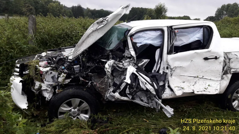 Vlek náklaďáku vyjel v zatáčce do protisměru, kde po nárazu doslova sešrotoval terénní auto