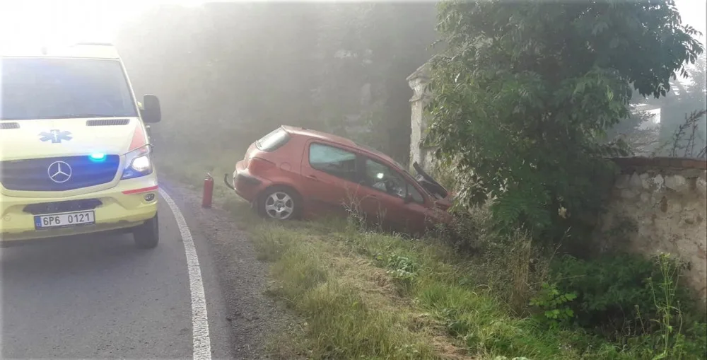 Při ranních nehodách v mlze se těžce zranil motorkář i řidič osobáku, vrtulník letecké záchranky ale nemohl do akce