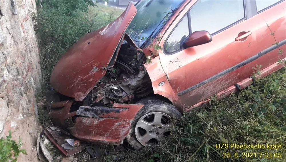 Při ranních nehodách v mlze se těžce zranil motorkář i řidič osobáku, vrtulník letecké záchranky ale nemohl do akce