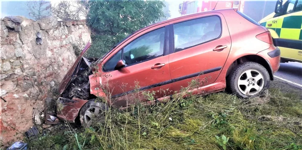 Při ranních nehodách v mlze se těžce zranil motorkář i řidič osobáku, vrtulník letecké záchranky ale nemohl do akce