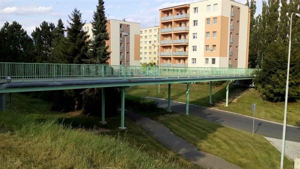 Chátrající lávka na plzeňském sídlišti Skvrňany je uzavřená a začíná rozsáhlá rekonstrukce 