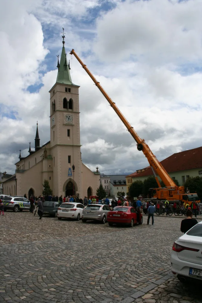 Díky sbírce se podařilo po 79 letech na věž kostela svaté Markéty vrátit všechny zvony