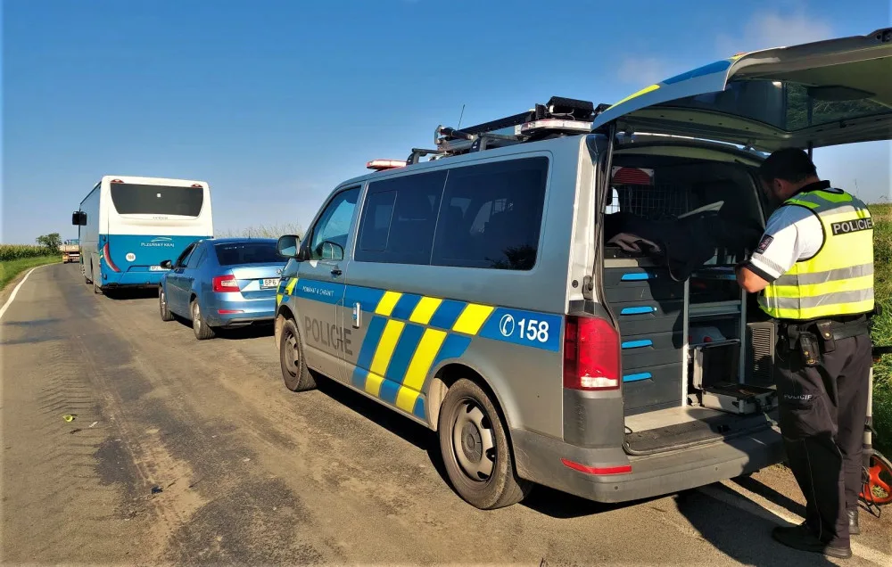 Děti nedojely první den včas do školy, do jejich autobusu narazil s osobákem mladý řidič