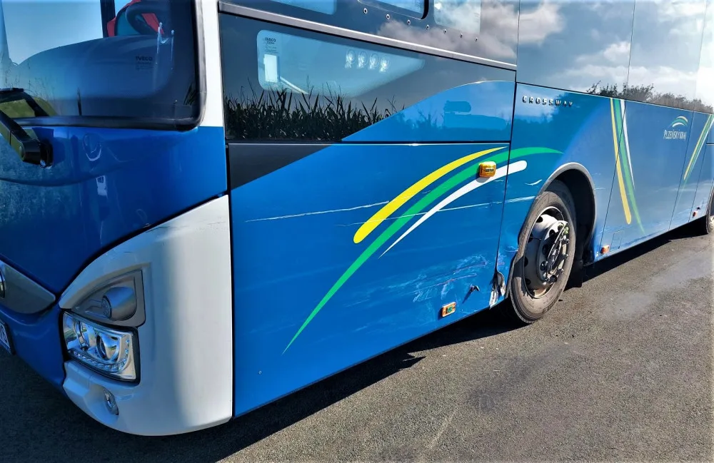 Děti nedojely první den včas do školy, do jejich autobusu narazil s osobákem mladý řidič