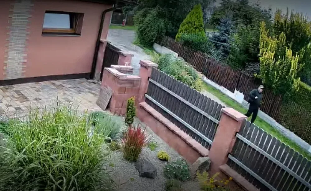 Zloděj vybílil manželům dům, zatímco na zahradě sekali trávu, podezřelého zachytila bezpečnostní kamera