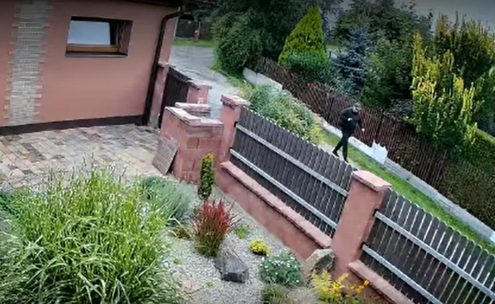 Zloděj vybílil manželům dům, zatímco na zahradě sekali trávu, podezřelého zachytila bezpečnostní kamera